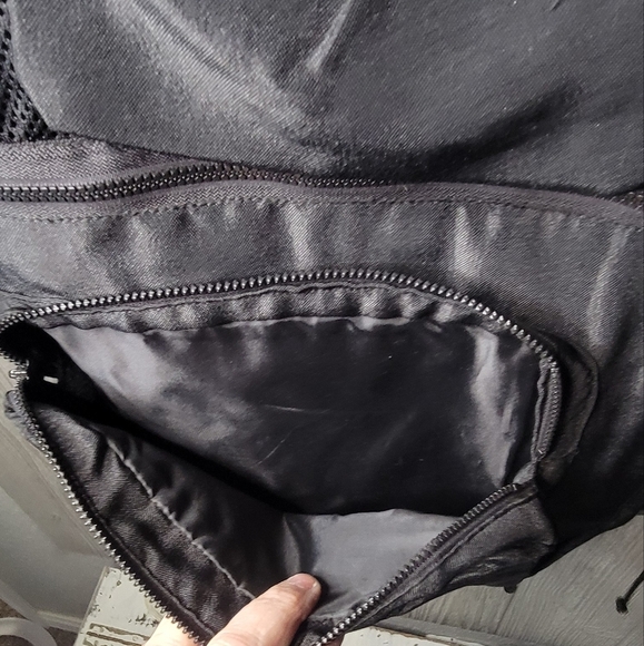 Black Outdoor Utility Vest - Picture 2 of 9